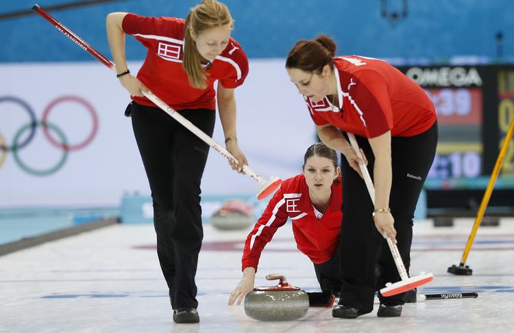 medaljekamp. De danske curling-kvinder har haft stor succes ved EM i Schweiz, mens mændene er floppet totalt. 