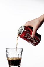 Sansemarketing. Vores sanser er i spil på alle hylder. F.eks. kan lyden af en dåsecola, der bliver åbnet og hældt op i et glas med isterninger, få dig til at opholde dig syv gange så lang tid ved køledisken. 