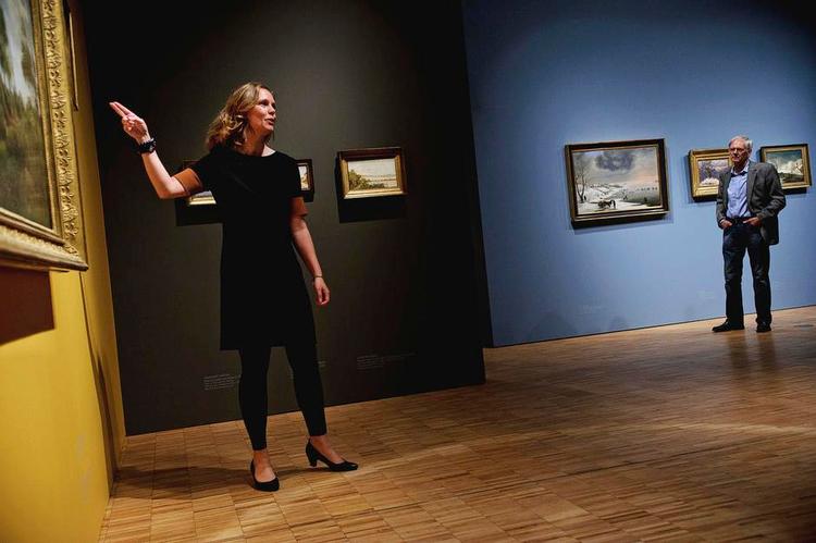 Forståeligt. Omvisninger udgør en stor del af museernes formidling. Men formidlingen har også et skriftsprog, der gerne må nyde fremme. 