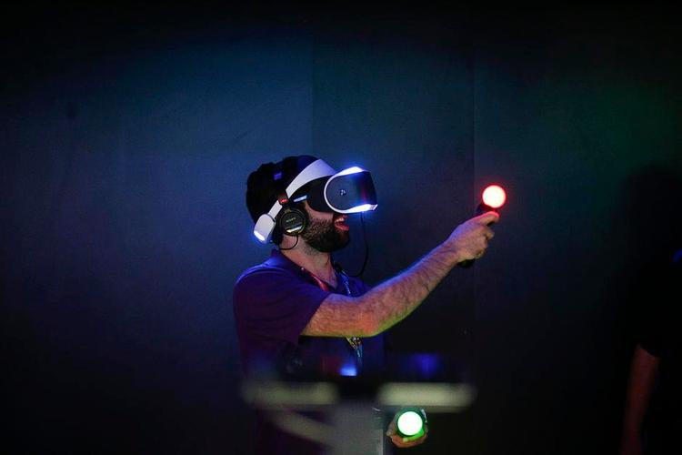 Virtuel. I sommer præsenterede Sony med Project Morpheus sin version af at headset til at opleve virtual reality i. 