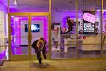 Protest. Optøjer fortsætter med at udfolde sig i USA. Her er det en mand, som springer ud af en delvist raseret butik i Oakland i Californien. 