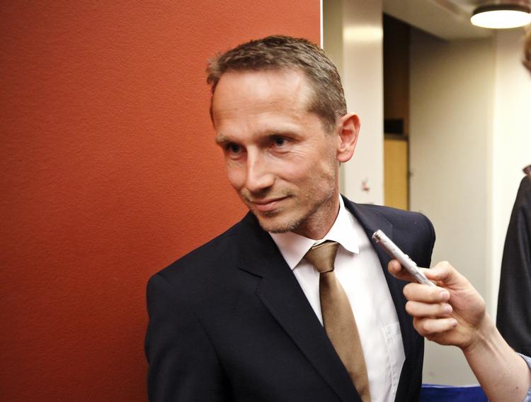 Registreret. Venstres gruppeformand Kristian Jensen vil ikke blande sig i, om partiets folketingsmedlemmer oplyser ekstra bestyrelsesposter og aktier. Heller ikke selvom det bliver obligatorisk. 