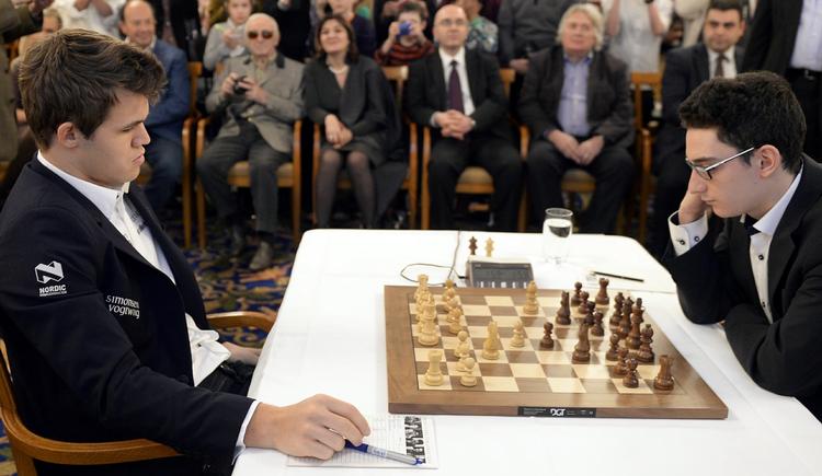 vidunderbørn. Magnus Carlsen (tv) ved en turnering i februar i år i Zürich, hvor han spillede mod italienske Fabiano Caruana (th). 