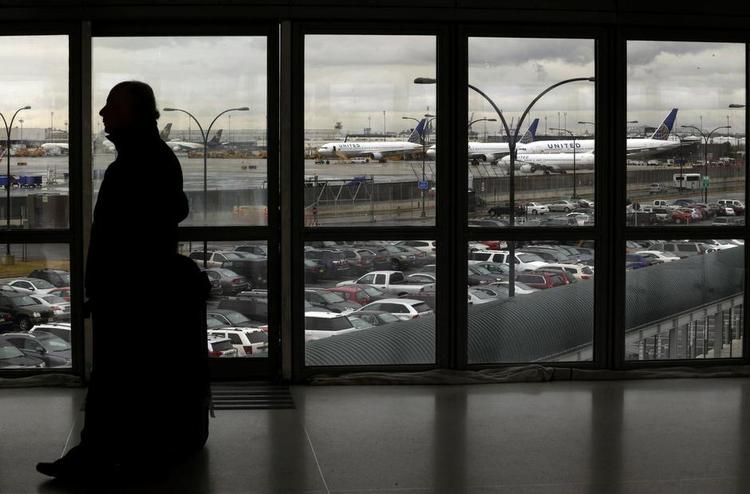 Aflyst. Flere hundrede fly har været aflyst i Newark-lufthavnen ved New York. En vinterstorm nærmer sig. 