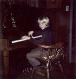Kultfigur. Her ses Kurt Cobain, mens han spiller klaver i sin barndomshjem i Aberdeen i staten Washington. En ny film vil give et nye indblik i, hvem den myteomspundne musiker var. 