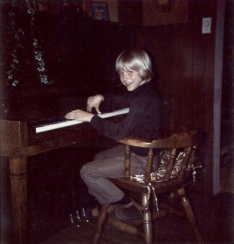 Kultfigur. Her ses Kurt Cobain, mens han spiller klaver i sin barndomshjem i Aberdeen i staten Washington. En ny film vil give et nye indblik i, hvem den myteomspundne musiker var. 