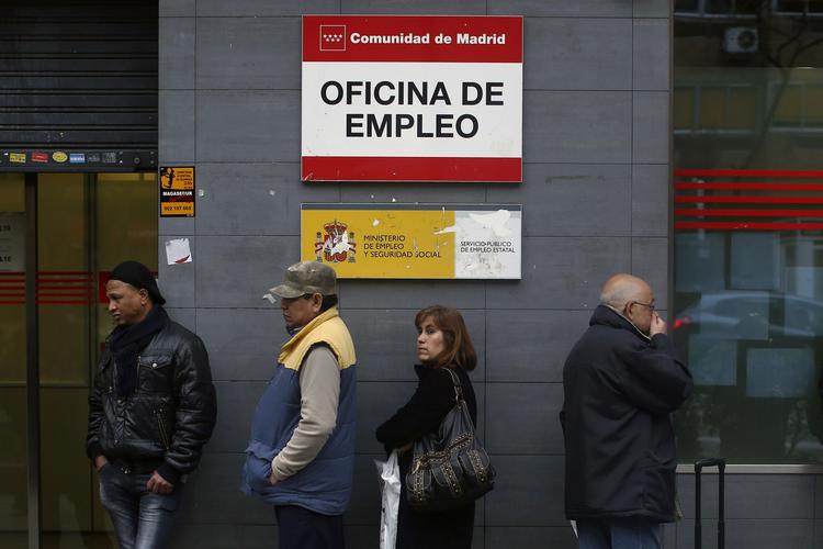 krise. Der er store forskelle i økonomien EU-landene imellem. Et af de mest kriseramte lande er Spanien. Her var arbejdsløshedsprocenten sidste år over 26 procent. I gennemsnit for hele EU var den knap 11 procent. 