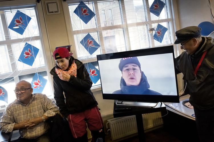 HUL. Regeringen i Grønland har netop - mens valgkampen er i gang -  fremlagt nye tal, der viser, at det 6,6 milliarder kroner store statsbudget forventes at gå i rødt med lidt over 200 millioner kroner i 2014. 