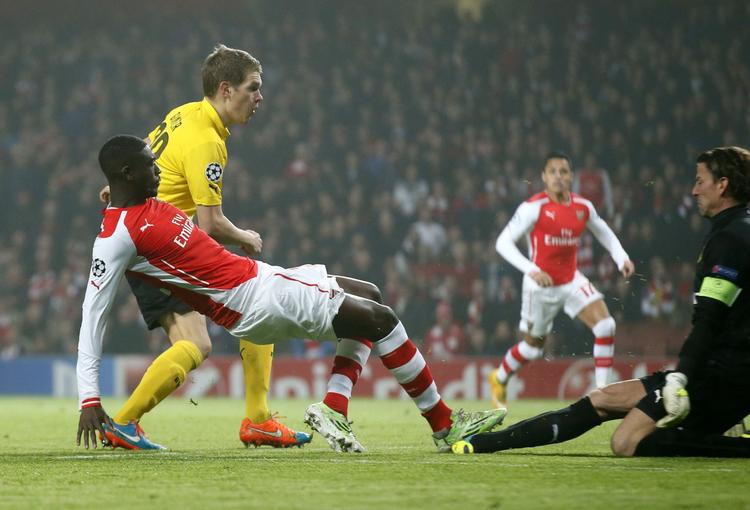 1-0. Der kun være dømt offside, da Yaya Sanogo (tv.) bragte Arsenal foran mod Borussia Dortmund. 