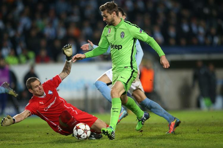 0-1. Et træk forbi Robin Olsen giver Fernando Llorente muligheden for at bringe Juventus foran 1-0. 