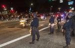 Utilfredshed. Politi ved en motorvejsafkørsel i Los Angeles, hvor demonstranter i nat dansk tid gik på gaden i vrede over jury-afgørelse i Ferguson-sagen. 