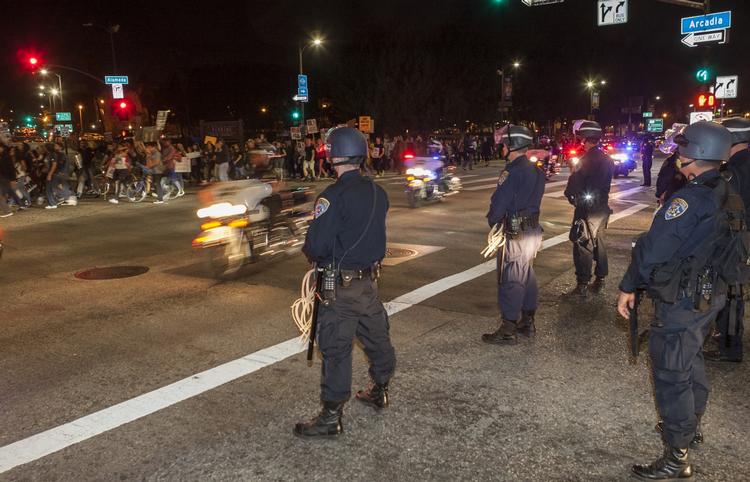 Utilfredshed. Politi ved en motorvejsafkørsel i Los Angeles, hvor demonstranter i nat dansk tid gik på gaden i vrede over jury-afgørelse i Ferguson-sagen. 
