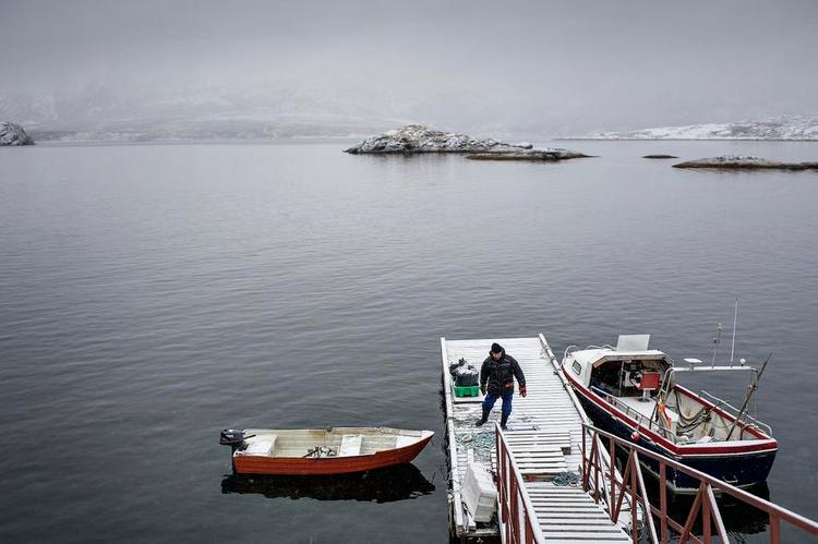 Lommepenge. Mange af bygdens indbyggere supplerer deres indkomst med fiskeri i fjorden. 