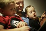 alene. Noget af det sværeste for Bo Jørgensen, da han stod over for at miste sin hustru til en kræftsygdom, var, hvordan han skulle tale med børnen om det. Her læser Bo en bog med Disneys 'Bjørnebrødre'. 