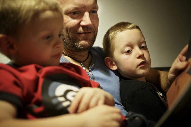 alene. Noget af det sværeste for Bo Jørgensen, da han stod over for at miste sin hustru til en kræftsygdom, var, hvordan han skulle tale med børnen om det. Her læser Bo en bog med Disneys 'Bjørnebrødre'. 
