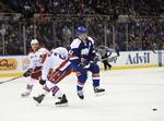 sejrrig. Frans Nielsen (nummer 51) springer forbi en tacklende Washington Capitals-spiller. 