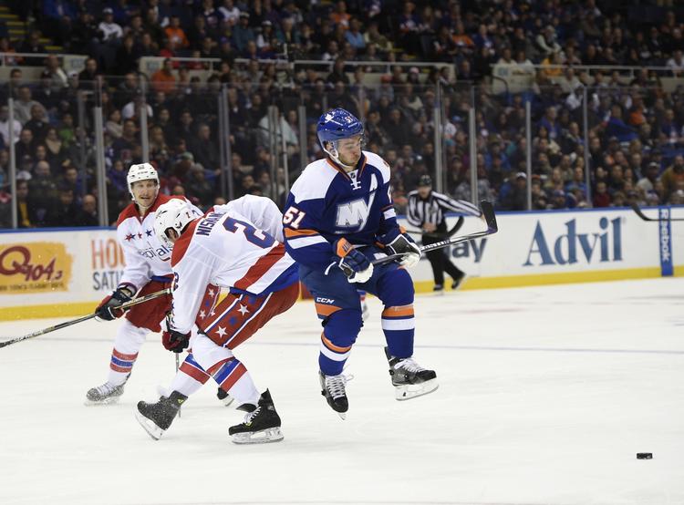 sejrrig. Frans Nielsen (nummer 51) springer forbi en tacklende Washington Capitals-spiller. 