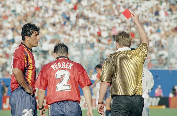 hædret. Peter Mikkelsen (th) har dømt ved de store slutrunder. Her giver han rødt kort til Spaniens Miguel Angel Nadal under VM i 1994. 