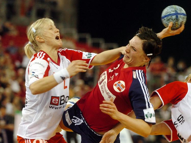 2004. Danmark og Rikke Skov (t.v.) tabte EM-finalen i Budapest til Norge med 27-25. 