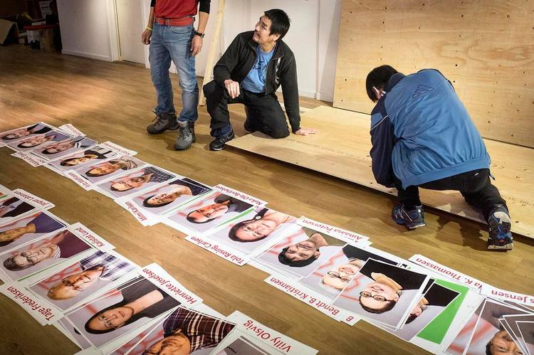 Valg. Klargøring af IA's hovedkvarter. Plakaterne bliver først hængt op til en til top dage før valget, for at de ikke blæser ned i det grønlandske vejr. 