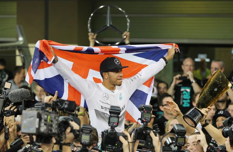 Champ. Lewis Hamilton blev i søndags  verdensmester for anden gang efter en sæson med 11 af 19 mulige sejre. Alligevel var han under pres i sidste løb på grund af den nu tilsyneladende afskaffede regel om dobbeltpoint. 