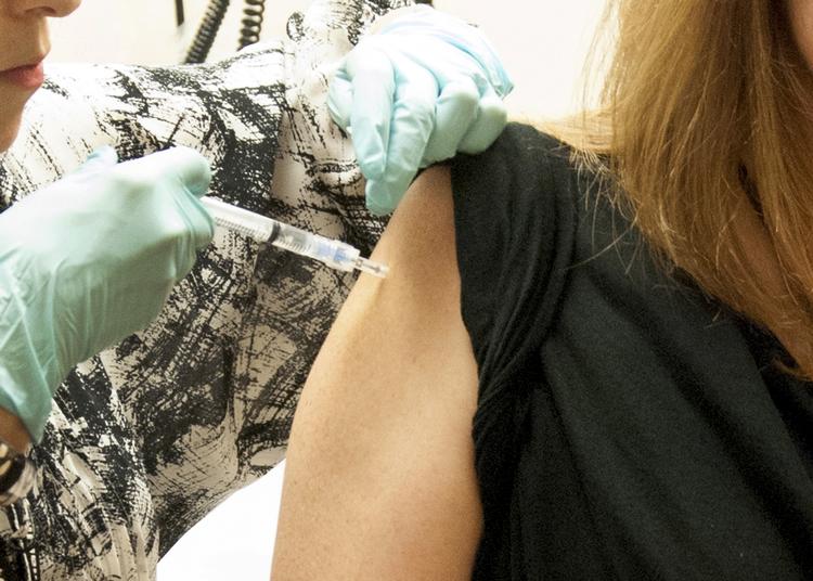 VACCINE. Ingen af de 20 testpersoner har haft bivirkninger, men har derimod alle produceret såkaldte antistoffer mod virussen, som er under udvikling af det britiske medicinalselskab GlaxoSmithKline. Her ses en af testpersonerne. 