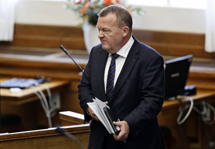 DOBBELTMORAL? Venstres formand Lars Løkke Rasmussen har tidligere opfordret til ikke at deltage i politisk mudderkastning. Alligevel har Venstre lavet en debatmappe, der instruerer kandidater i, hvordan de skal angribe partierne i rød blok. 