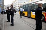 Sikkerhed. Uro efter en retsag i Københavns Byret førte i dag til, at betjente kortvarigt tilbageholdt en bus på Rådhuspladsen i København. 