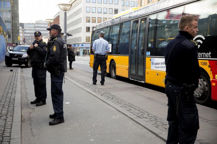 Sikkerhed. Uro efter en retsag i Københavns Byret førte i dag til, at betjente kortvarigt tilbageholdt en bus på Rådhuspladsen i København. 