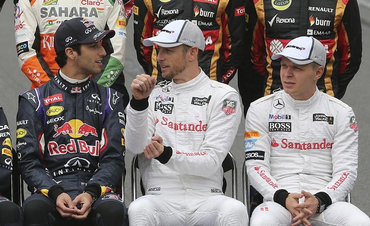 kriterier. Jenson Button (midt) har scoret flere point i sæsonen end Kevin Magnussen (th), men McLaren afgør ikke, hvem holdet vælger til næste sæson ud fra pointfordelingen. 