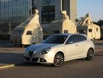 Alsidig. Alfa Romeo Giulietta går lige akkurat an som familiebil. Og i øvrigt må den trække en anhænger på 1.300 kg. 