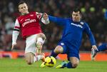 opereret. Arsenals midtbanekriger Jack Wilshere (tv) er kendt for at give sig fuldt ud i nærkampene. 