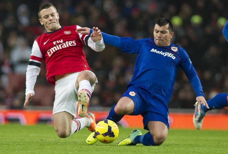 opereret. Arsenals midtbanekriger Jack Wilshere (tv) er kendt for at give sig fuldt ud i nærkampene. 