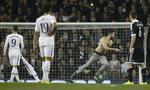 BANELØBER. Tre gange var kampen på White Hart Lane afbrudt af tilskuere på banen, og tredje gang blev spillerne sendt i omklædningsrummet. 