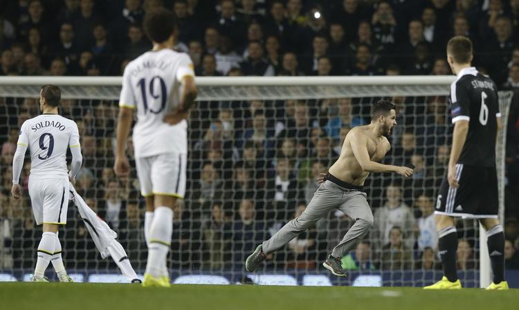 BANELØBER. Tre gange var kampen på White Hart Lane afbrudt af tilskuere på banen, og tredje gang blev spillerne sendt i omklædningsrummet. 