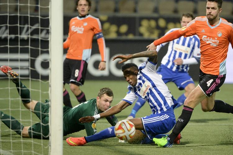 TÆT. I andet minut var HJK nærgående med et fladt indlæg, der passerede hele FCK-forsvaret. 