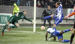 mål! FCK's målmand, Stephan Andersen, kaster sig forgæves efter HJK's Macoumba Kandjs hovedstød. 