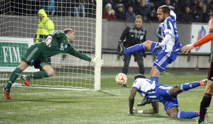 mål! FCK's målmand, Stephan Andersen, kaster sig forgæves efter HJK's Macoumba Kandjs hovedstød. 