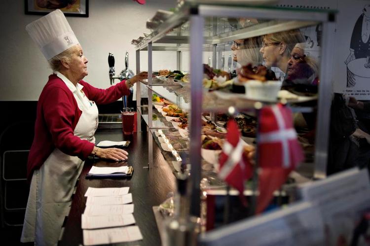 Legende. Smørrebrødsjomfruen Ida Davidsen er et stykke dansk kulturhistorie. Men hendes frokostrestaurant levede ikke op til løfterne om tradition, kvalitet eller værtsskab. 