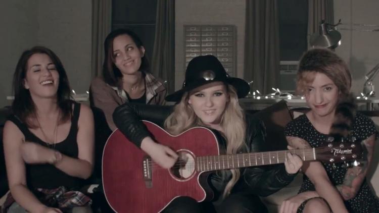 KRIG. Abigail Breslin fra 'Little Miss Sunshine' er nu fyldt 18 og skriver sange om ex-kæresten. Angiveligt er ex-kæresten Michael Clifford fra bandet 5 Seconds of Summer, og ham sviner man ikke til ustraffet. Breslin ligger nu i krig med hans fans på Twitter. 