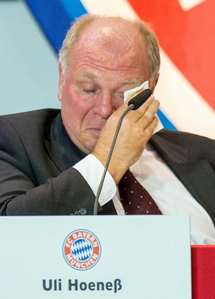 snyder. Den fænglede tidligere Bayern-præsident, Uli Hoeness, var ude i en stor omgang tårevædede undskyldninger, da hans skattesnyd blev opdaget. 