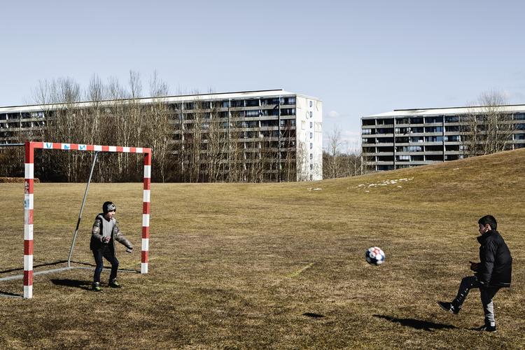 Boligaftale. Det skal være mere trygt og rart at bo i almen bolig, og så skal mulighederne for at bryde den sociale arv og komme i job være bedre, mener partierne bag en ny boligaftale. 