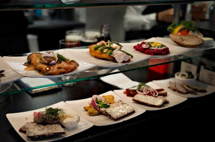 Kritik. Politikens kritik er ikke den hårdeste Ida Davidsen har fået. Den ramte restauranten for tre år siden, hvor indehaverne på grund af skybruddet havde gennemrenoveret lokalerne, så de ikke lignende sig selv, da restauranten kunne genåbne. Dét brød stamgæsterne sig ikke om og lod en byge af hårde ord falde om det, fortæller indehaver Oscar Davidsen. 