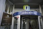 STRAF. Hvis en ledig siger nej til et job, mister vedkommende i første omgang dagpengene i tre uger. Sker det igen, mister vedkommende helt retten til dagpenge. 
