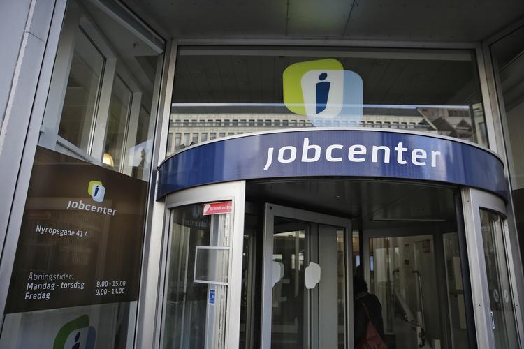 STRAF. Hvis en ledig siger nej til et job, mister vedkommende i første omgang dagpengene i tre uger. Sker det igen, mister vedkommende helt retten til dagpenge. 