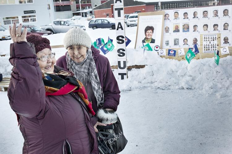 Grønlænderne står over for et valg mellem en regering ledet af Siumut eller af IS. 