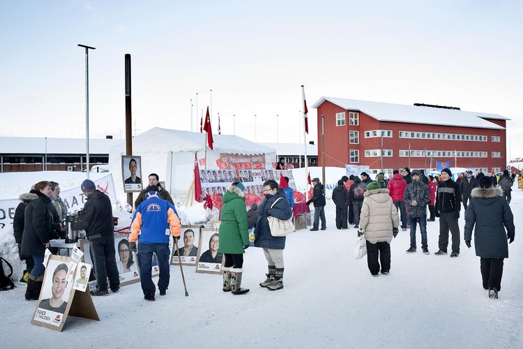 Interessen for valget er stor. Det er blevet betegnet som et af de mere usædvanlige i mands minde og sker i skyggen af store økonomiske udfordringer. 