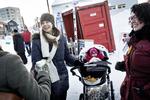 Valgdagen har fået alle af huse i Nuuk. Kaffen og snakken går ved partiboderne. 