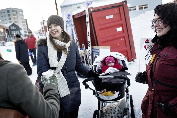 Valgdagen har fået alle af huse i Nuuk. Kaffen og snakken går ved partiboderne. 