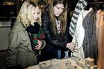 TENDENS. Gymnasieveninderne Mathilde Schjerlund og Christina Hofman er til Black Friday for at købe  julegaver - men kan ikke lade være med også at kigge på lidt ting til dem selv. 